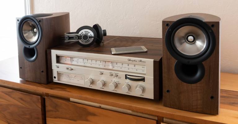 Av receiver with wireless speakers